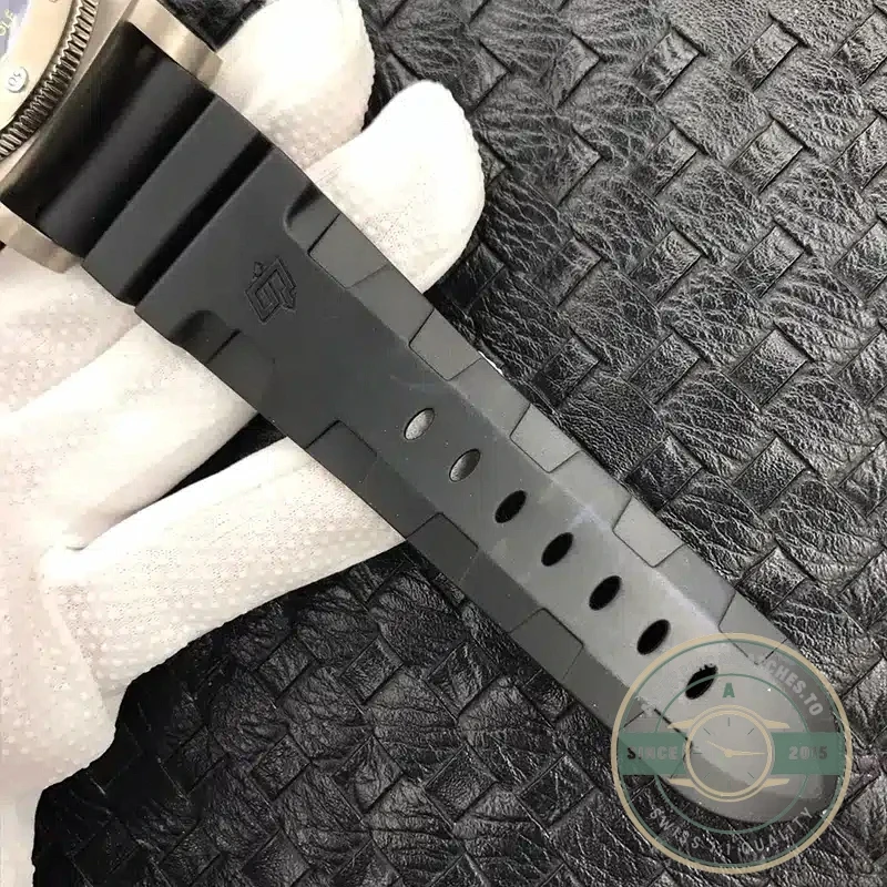 Panerai Luminor Submersible replica PAM389 black dial titanium case