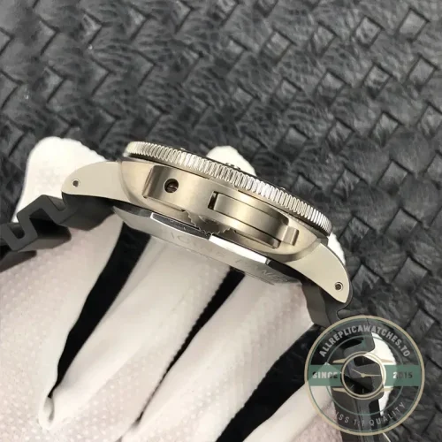 Panerai Luminor Submersible replica PAM389 black dial titanium case