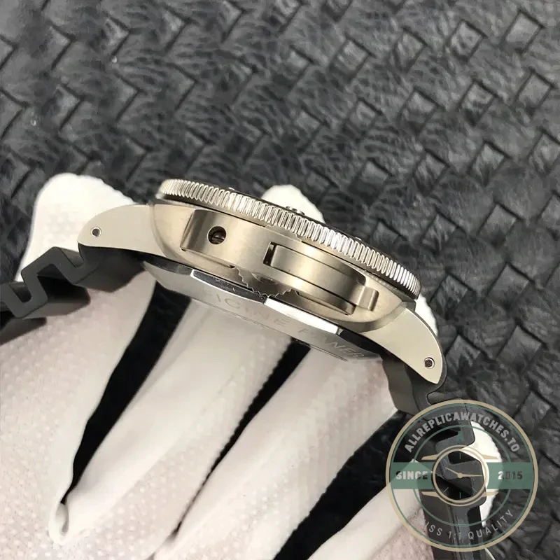 Panerai Luminor Submersible replica PAM389 black dial titanium case