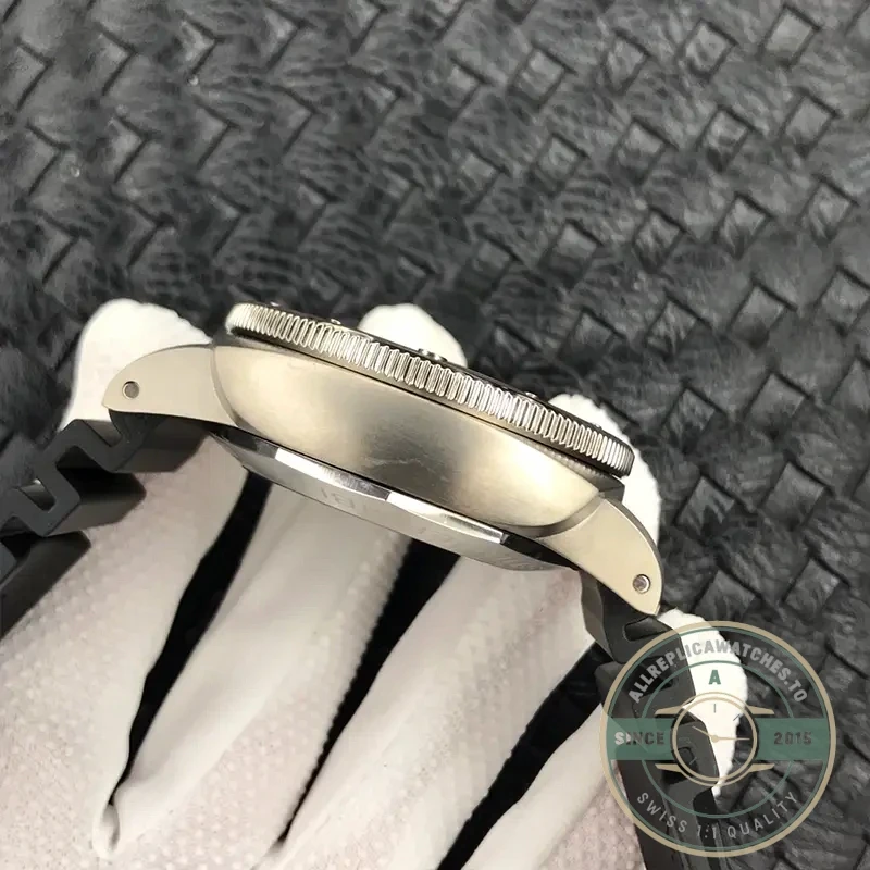 Panerai Luminor Submersible replica PAM389 black dial titanium case