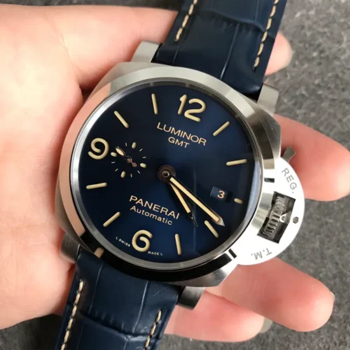 Luminor 1950 GMT PAM1033 tilted in the fingers, beige 12, 9 and 6