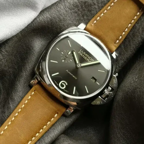 Dial turned sideways, Luminor Panerai print and date window lower right