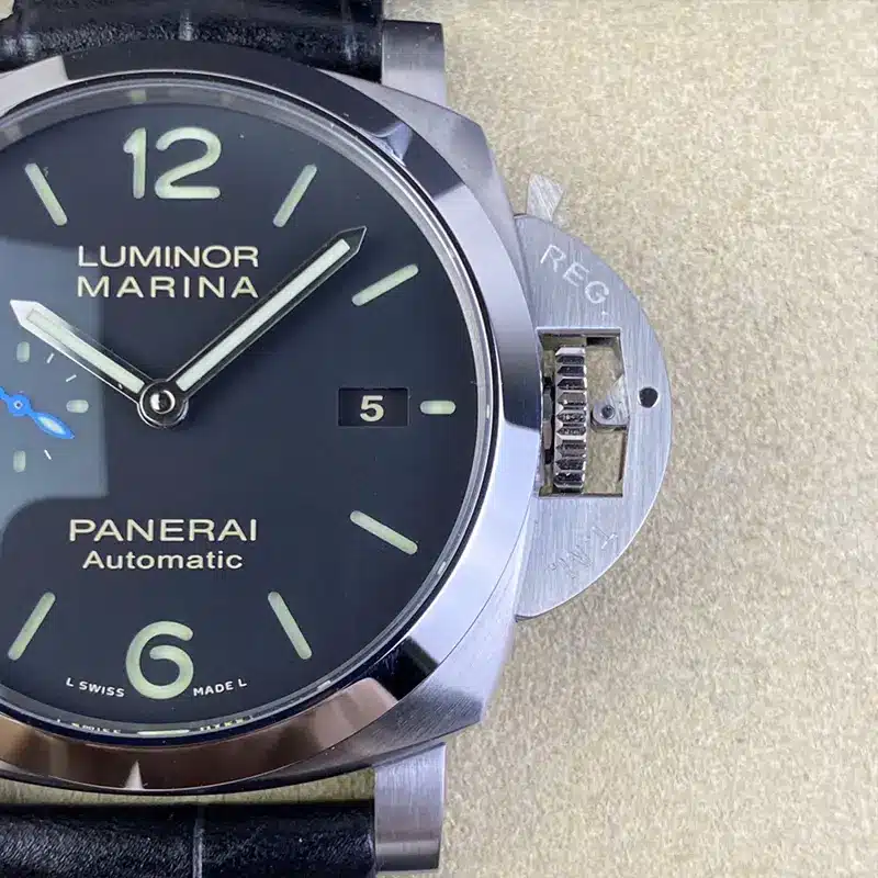 Close look at the Luminor Marina print, date 5 and lever guard