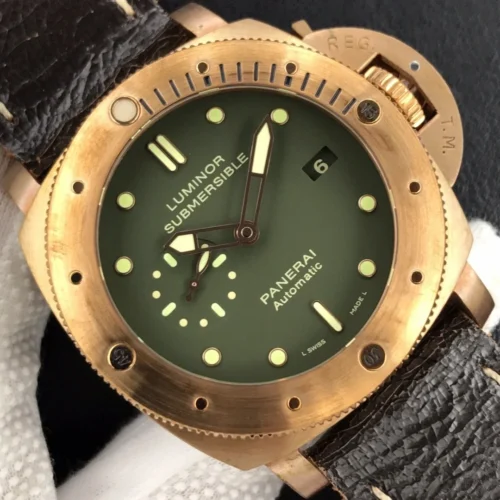 Luminor Submersible PAM382 dial up close, olive face and date 6
