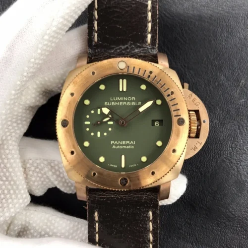 Face on view, Automatic print and lume dots on the green dial