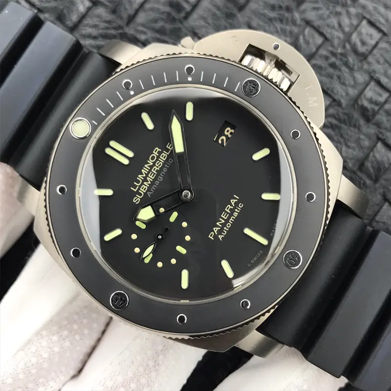 Amagnetic dial print, small seconds and luminous batons in close crop