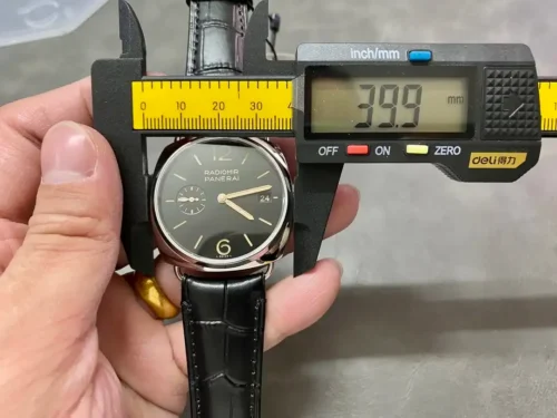 Digital caliper reading 39.9 mm across the case and lugs