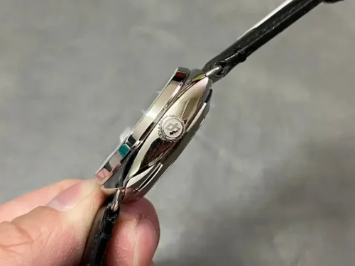 Onion crown seen side on, Panerai logo stamped into its end