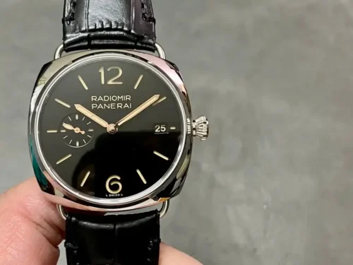 Radiomir PAM1294 held in the hand, beige 12 and 6 on black