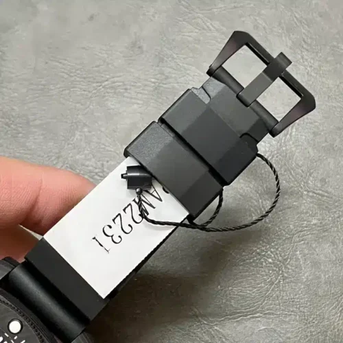 Black buckle and keepers on rubber, tag with the reference underneath
