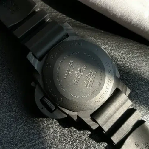 Caseback in shadow, Submersible and Firenze 1860 engraved around a frogman