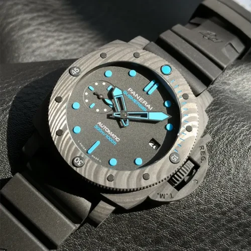 Grey marbled bezel and sky blue hour plots in bright sunlight