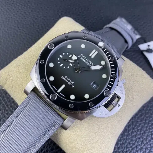 Watch turned to the right, date 6 beside the crown guard