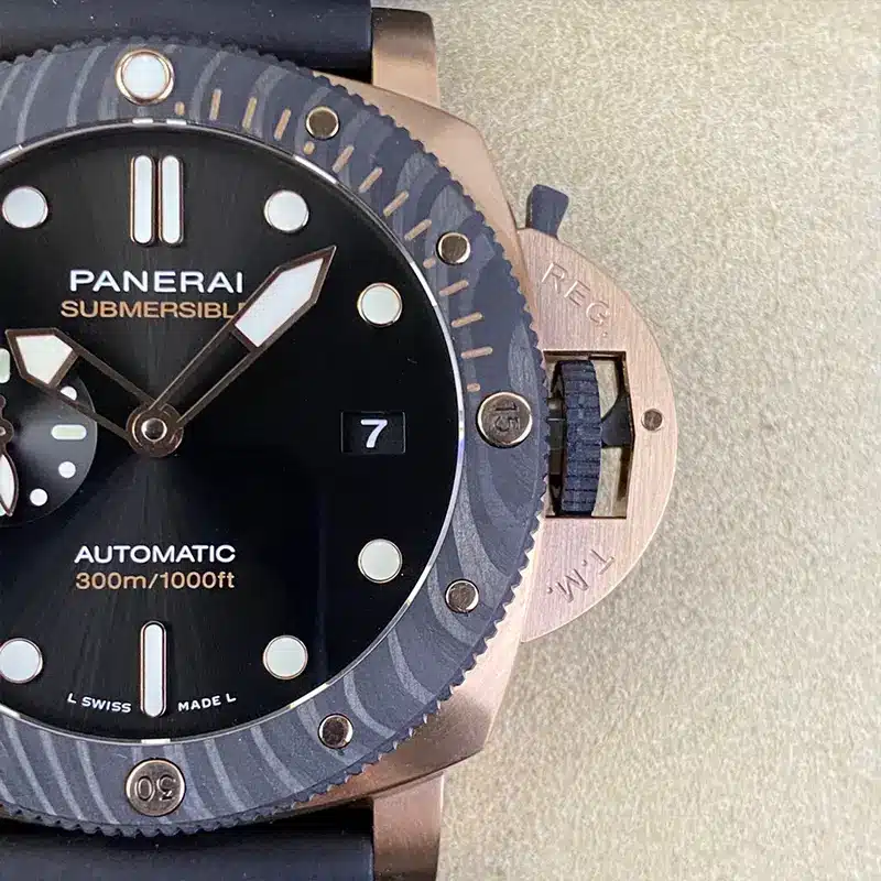Macro of the Submersible print, white lume plots and gold numerals on the bezel