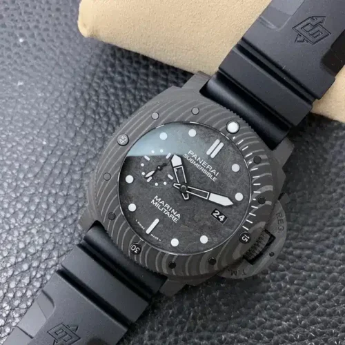 Marina Militare lettering and date 24 on the mottled dial, seen at an angle