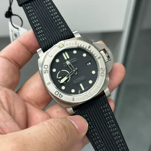 Tilted case in the palm, bezel numerals 50, 40 and 30 on the left