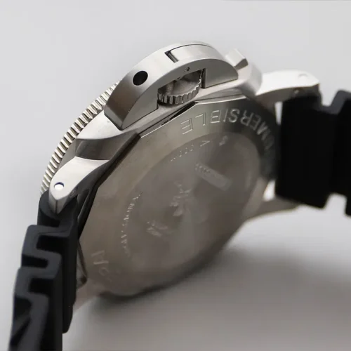 Angled look at the back from the crown guard end, Submersible on the rim
