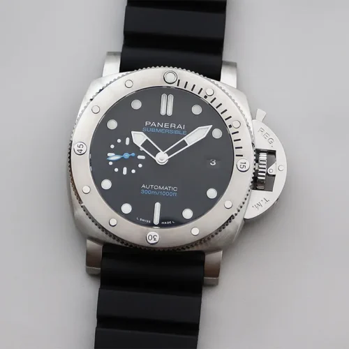 Brushed bezel with 15, 30 and 45 numerals around a black dial, date 3