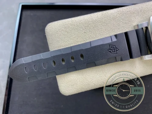 Panerai Submersible replica PAM02683 grey dial Carbotech case