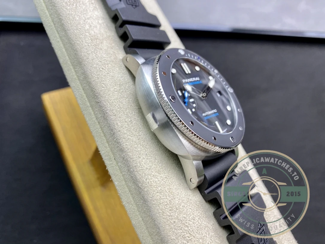Panerai Submersible replica PAM02683 grey dial Carbotech case